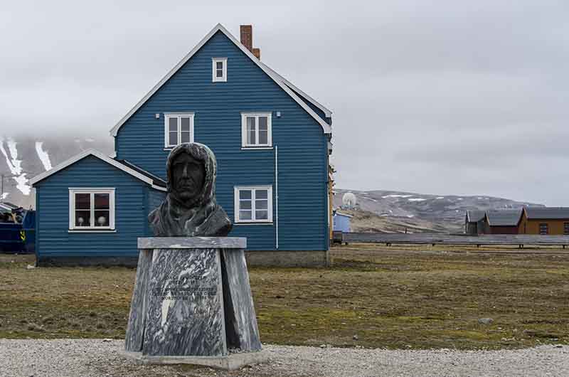 86 - Noruega - islas Svalbard - isla Spitsbergen - My-Alesund - monumento a Roald Amundsen